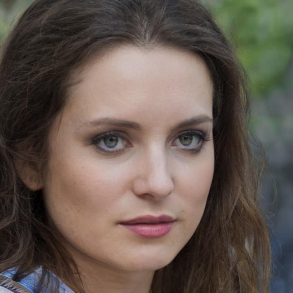 Profesional educativa Laura Martín coordinando materiales del programa