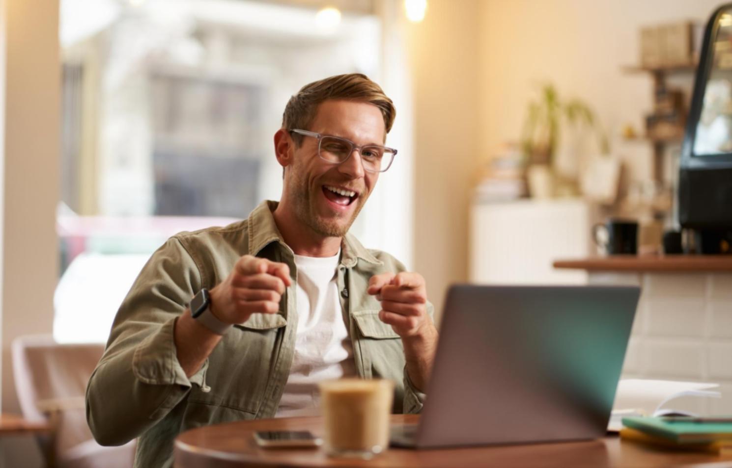 Alumnos analizando ratios financieros durante una sesión de taller