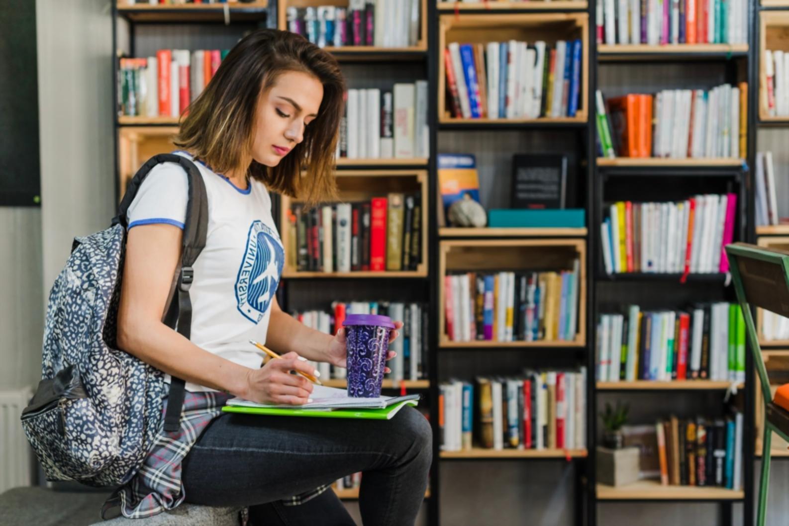 Sesión de revisión de estados financieros con análisis detallado