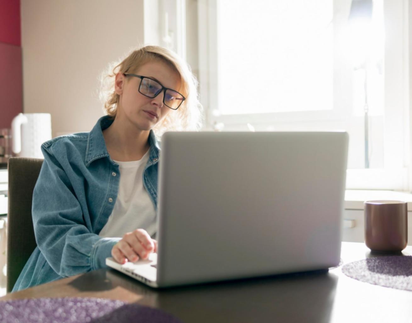 Puesto de trabajo de análisis financiero con gráficos y documentos