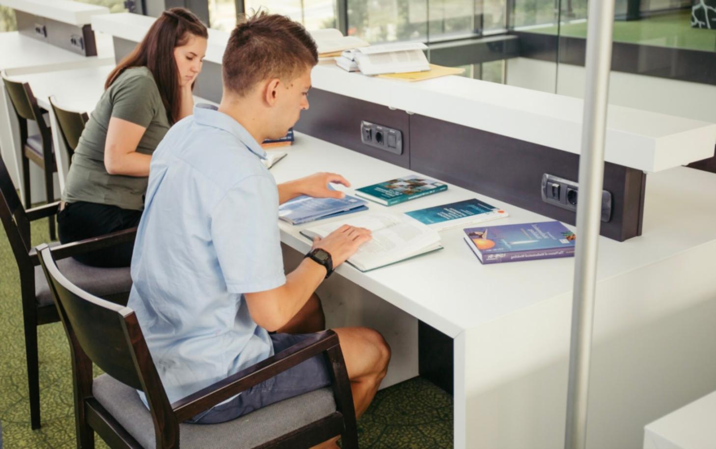 Taller de análisis financiero con participantes revisando informes empresariales