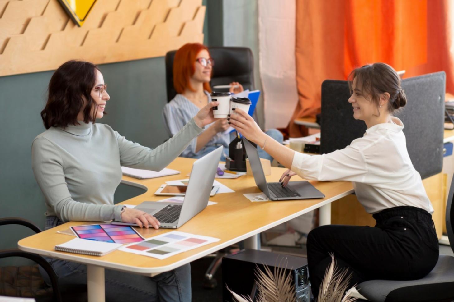 Asesoramiento individual revisando análisis de inversión