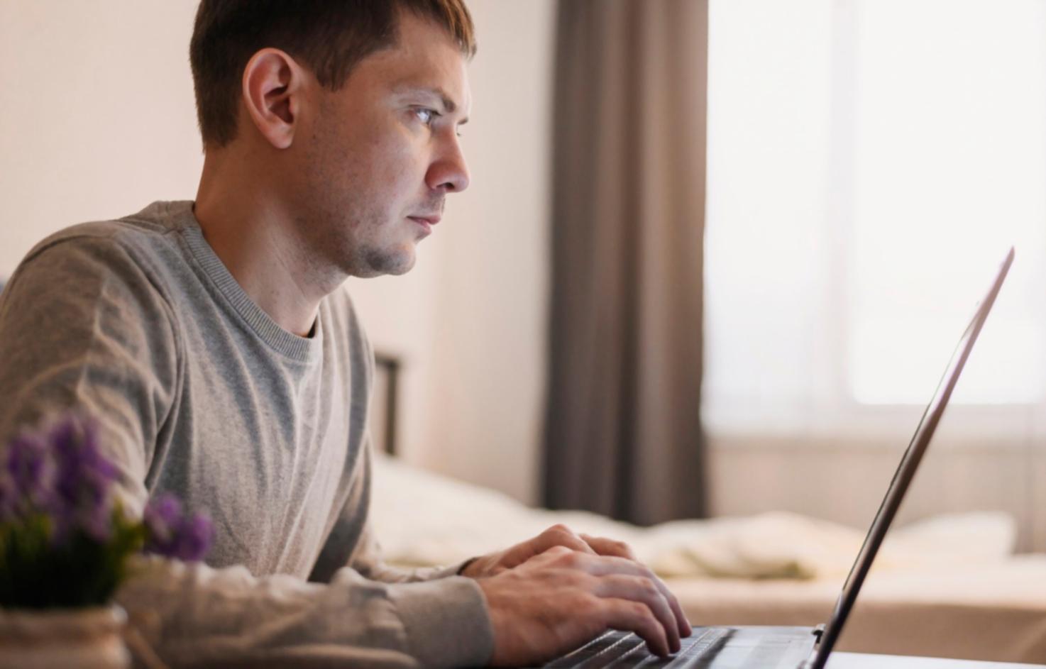 Puesto de trabajo para análisis financiero con materiales de investigación fundamental