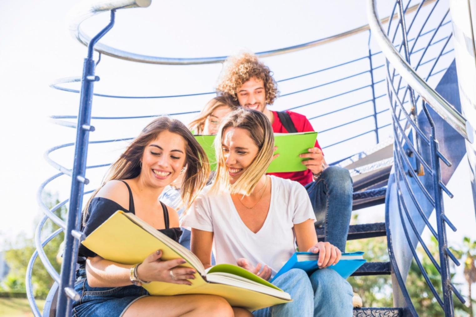 Estudiante revisando materiales de análisis financiero
