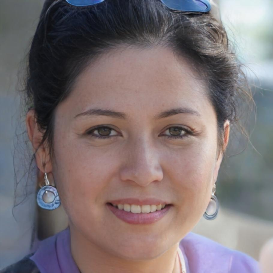 Educadora financiera Carmen Ruiz revisando documentación del plan de estudios